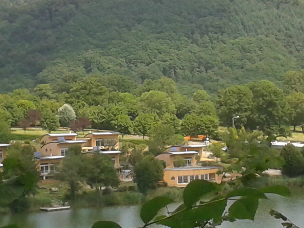 Campsite France Auvergne : Le village vacances de Menet, son lac, ses chalets, la végétation, le calme.