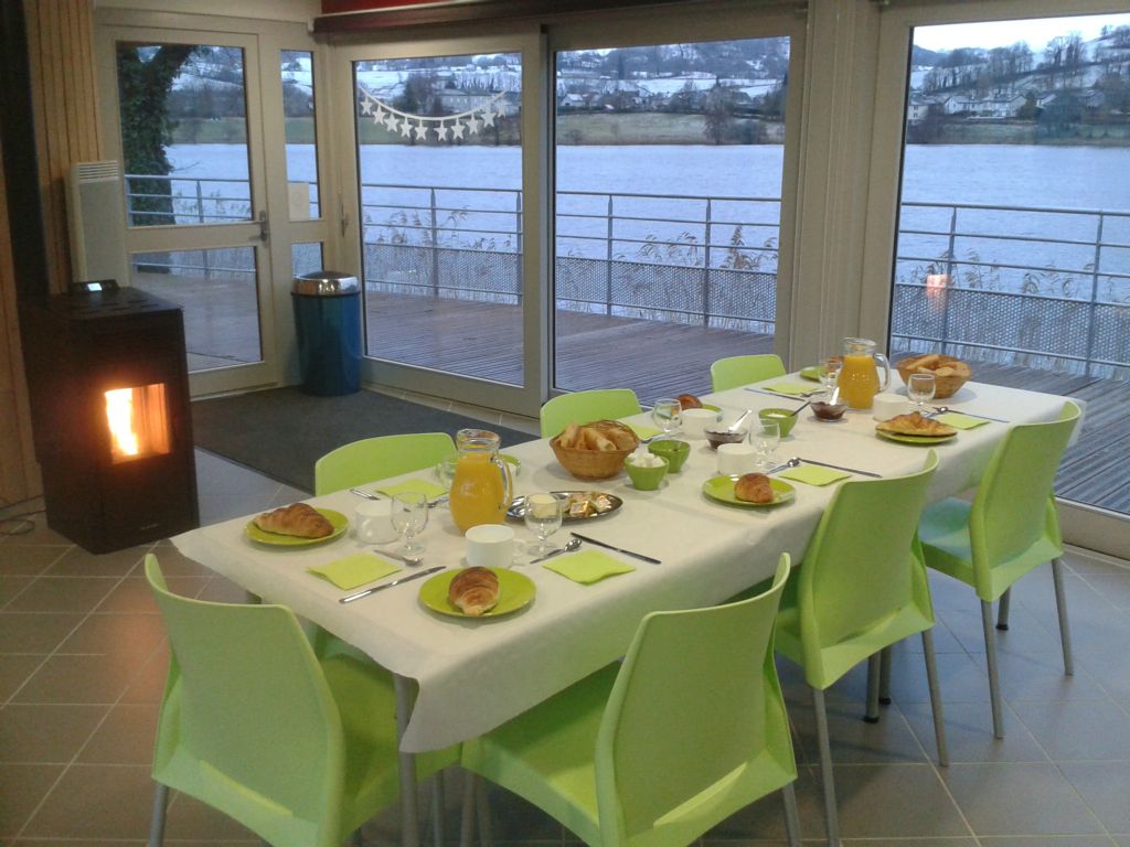 Camping Auvergne : Pour les groupes, nous proposons une formule petit déjeuner dans notre bateau face au lac.
