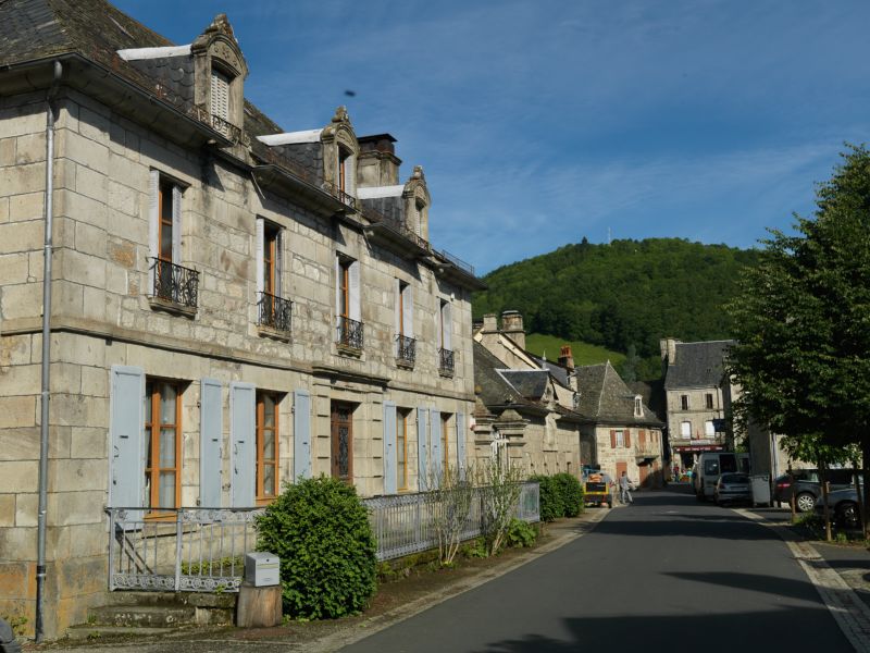 Camping Auvergne : Menet est un village typique du Cantal, avec son architecture, son patrimoine, ses habitants.
