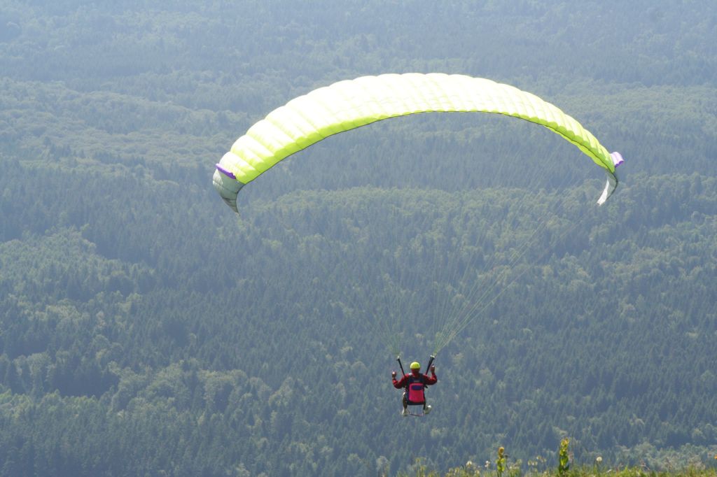 VILLAGE VACANCES DU LAC DE MENET ****, Le parapente, spot magnifique proche du village vacances Camping Auvergne : Venez faire du parapente au départ du Puy Mary, les spots sont superbes.
