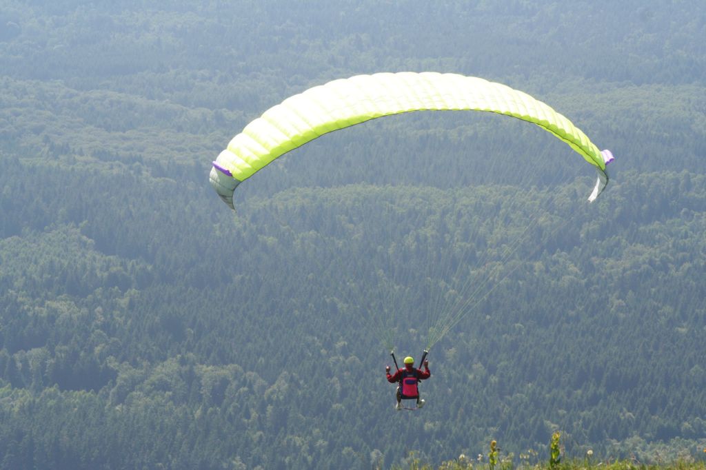 Campsite France Auvergne : Venez faire du parapente au départ du Puy Mary, les spots sont superbes.