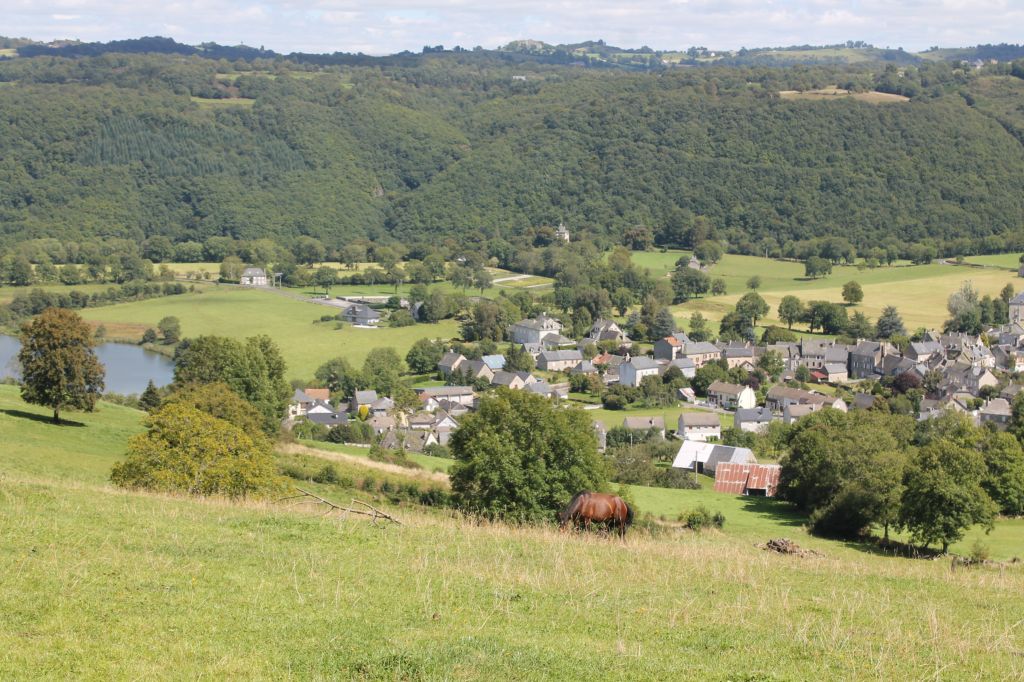 VILLAGE VACANCES DU LAC DE MENET ****, Menet, village typique du Cantal, proche du Puy Mary Camping Auvergne : Petit village du Cantal au centre de la France. Menet est riche en patrimoine, en culture...