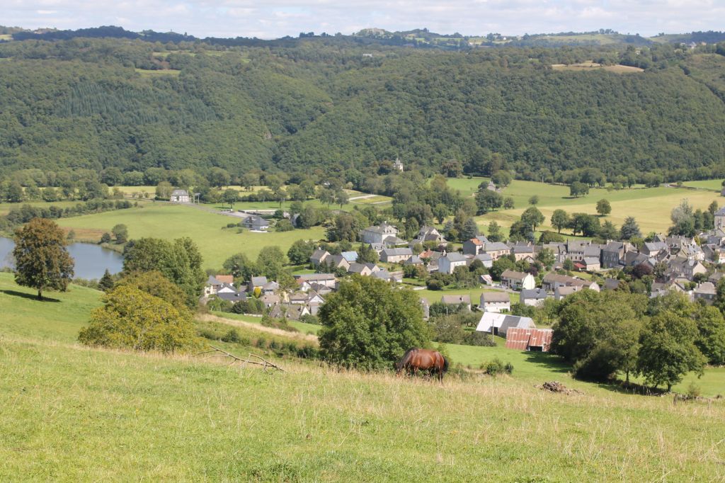 Campsite France Auvergne : Petit village du Cantal au centre de la France. Menet est riche en patrimoine, en culture...