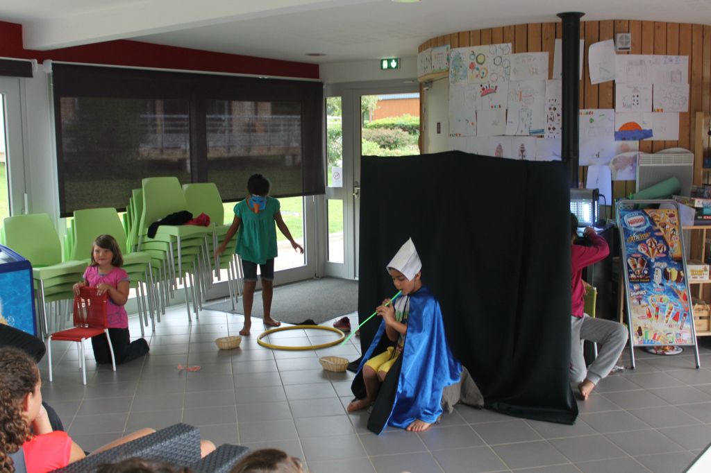 Camping Auvergne : Le club enfant est ouvert du dimanche au vendredi. Il est encadré par un ou une animatrice. Il est ouvert de 10h à 12 h pour les 5/12 ans.