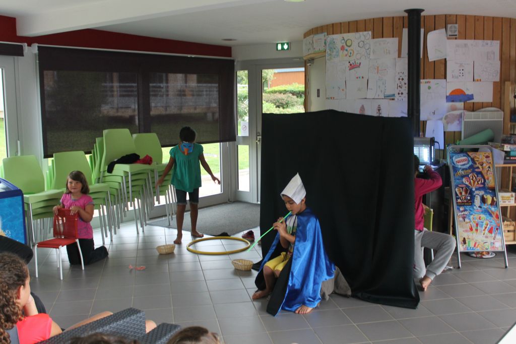 Campsite France Auvergne : Le club enfant est ouvert du dimanche au vendredi. Il est encadré par un ou une animatrice. Il est ouvert de 10h à 12 h pour les 5/12 ans.