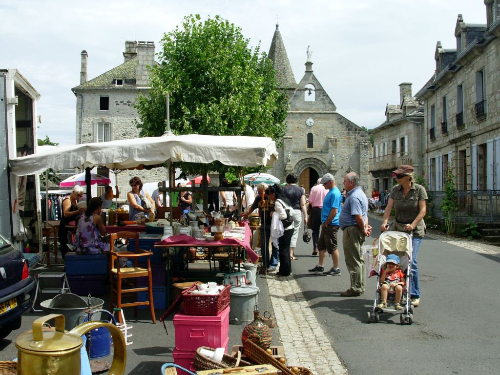 VILLAGE VACANCES DU LAC DE MENET ****, Vide grenier Camping Auvergne : Chiner, dénicher, flaner dans les rues de Menet lors des vides greniers.