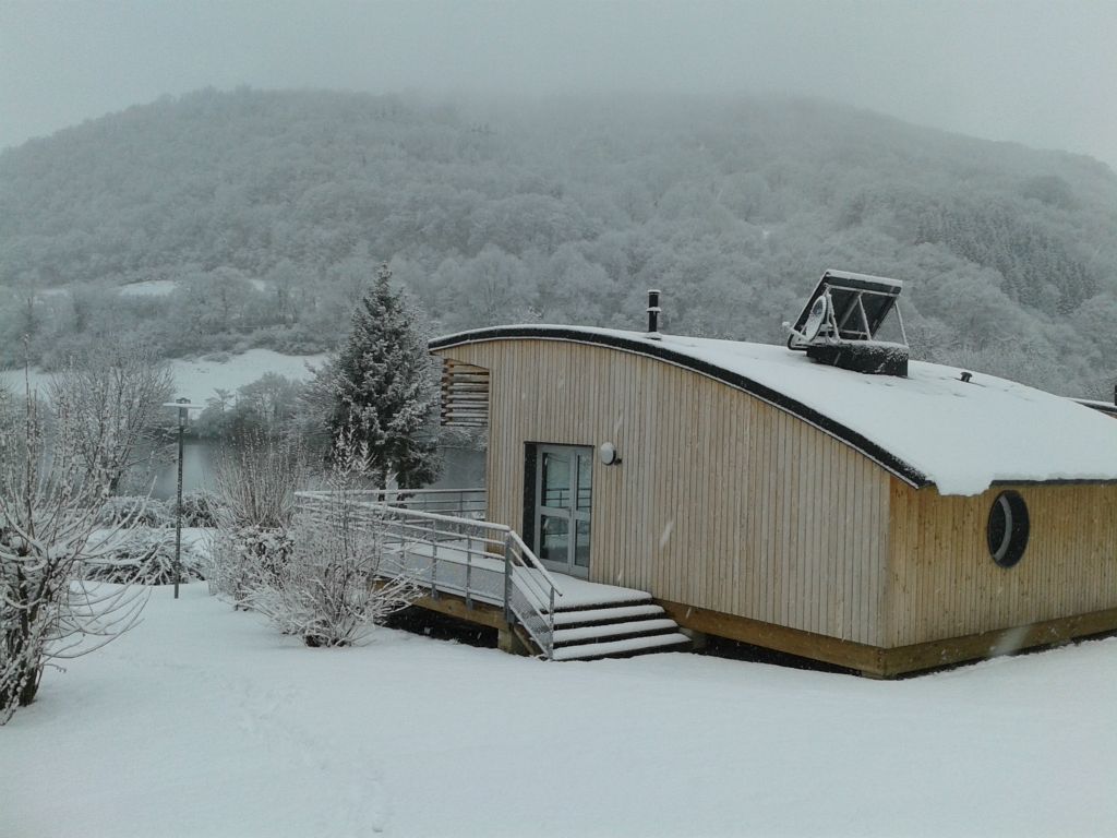 Camping Auvergne : Magnifique et féerique paysage de neige au village vacances du lac de Menet.