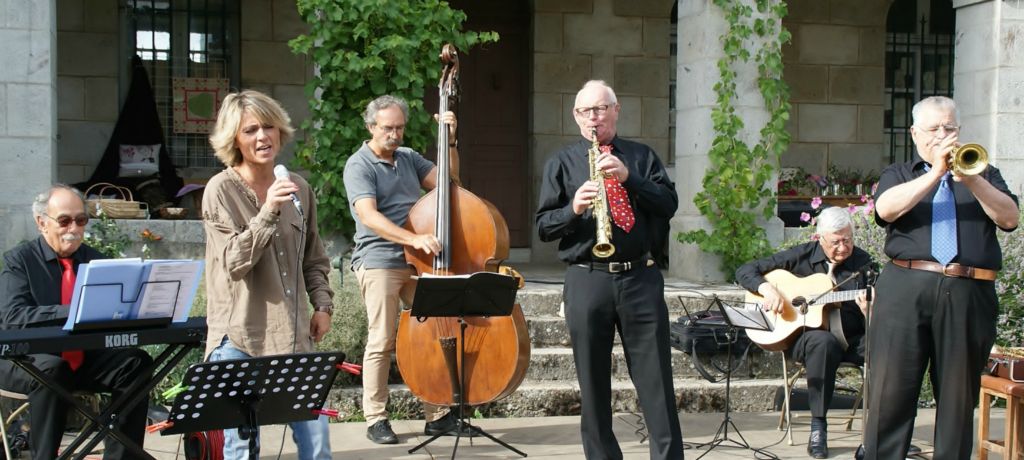 Camping Frankrijk Auvergne : Magifique lieu qu'est le couvent de Menet ou les musiciens s'en donnent à coeur joie.