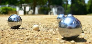 VILLAGE VACANCES DU LAC DE MENET ****, Le terrain de pétanque face au lac de Menet Camping Auvergne : Le terrain de pétanque du village vacances est face au lac naturel de 14 hectares. Le molki est également à votre disposition ainsi que de nombreux jeux.