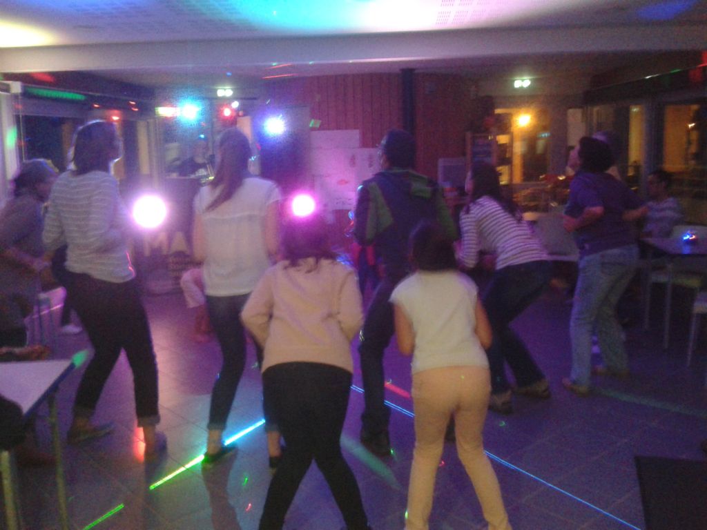 VILLAGE VACANCES DU LAC DE MENET ****, Soirée disco au village vacances / camping de Menet Camping Auvergne : Pendant toute le période estivale nous proposons des animations : karaoké, disco, contes et légendes, soirée sur le volcanisme, club enfant.