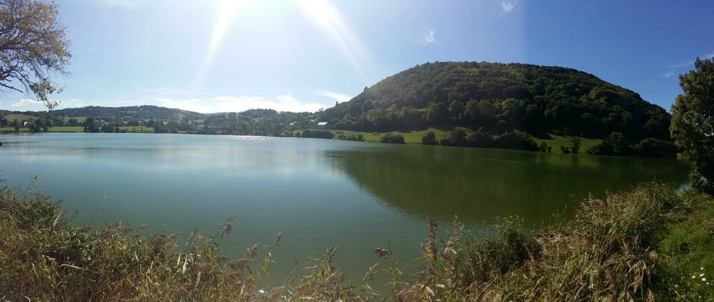Camping Frankrijk Auvergne : Magnifique lac naturel de Menet situé dans le nord Cantal.