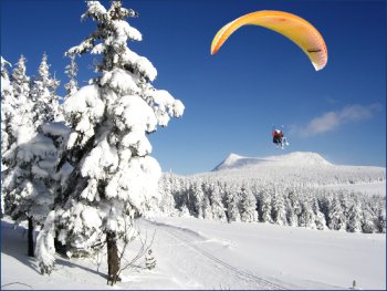 Camping Auvergne : Venez découvrir le parapente ski sur les montagnes enneigées d'Auvergne.