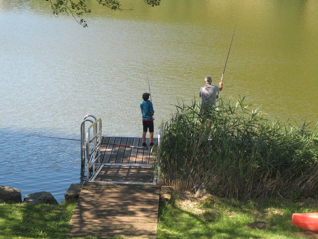Campsite France Auvergne : Lac de 14 hectares, on la pêche est au rendez vous. De nombreux poissons peuplent le lac.