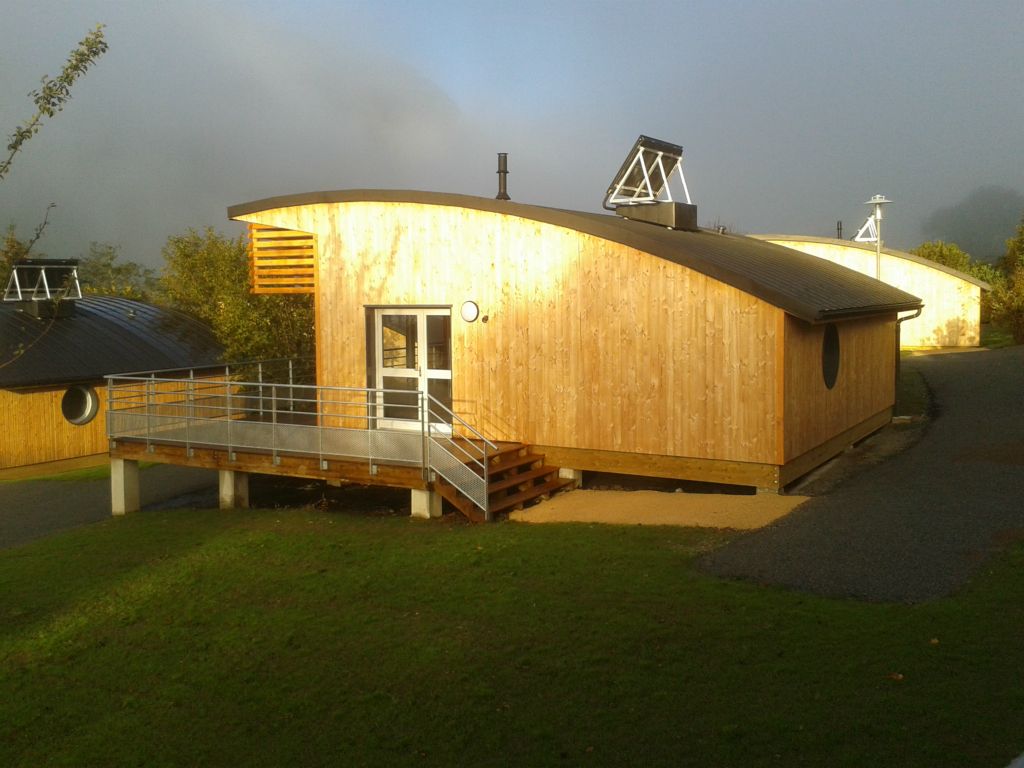 Camping Auvergne : Le climat ensoleillé du Cantal.
Les chalets du village vacances au bord du lac, un spectacle magnifique pour les yeux.