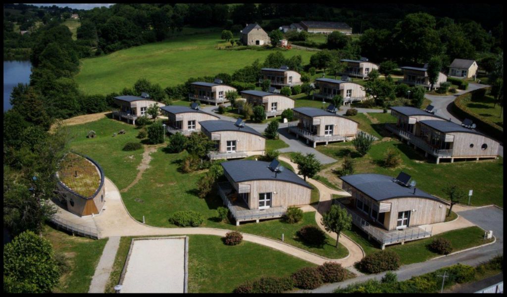 VILLAGE VACANCES DU LAC DE MENET ****, Vue d\'ensemble du village vacances de Menet. Camping Auvergne : Belle vue aérienne du camping de Menet avec ses locations atypiques.