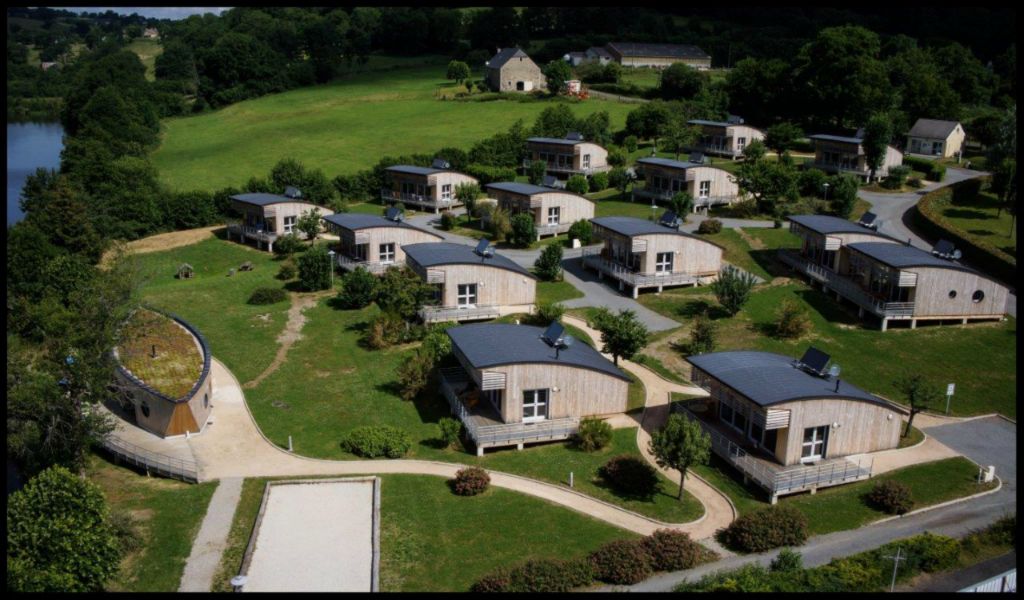 Camping Frankrijk Auvergne : Belle vue aérienne du camping de Menet avec ses locations atypiques.