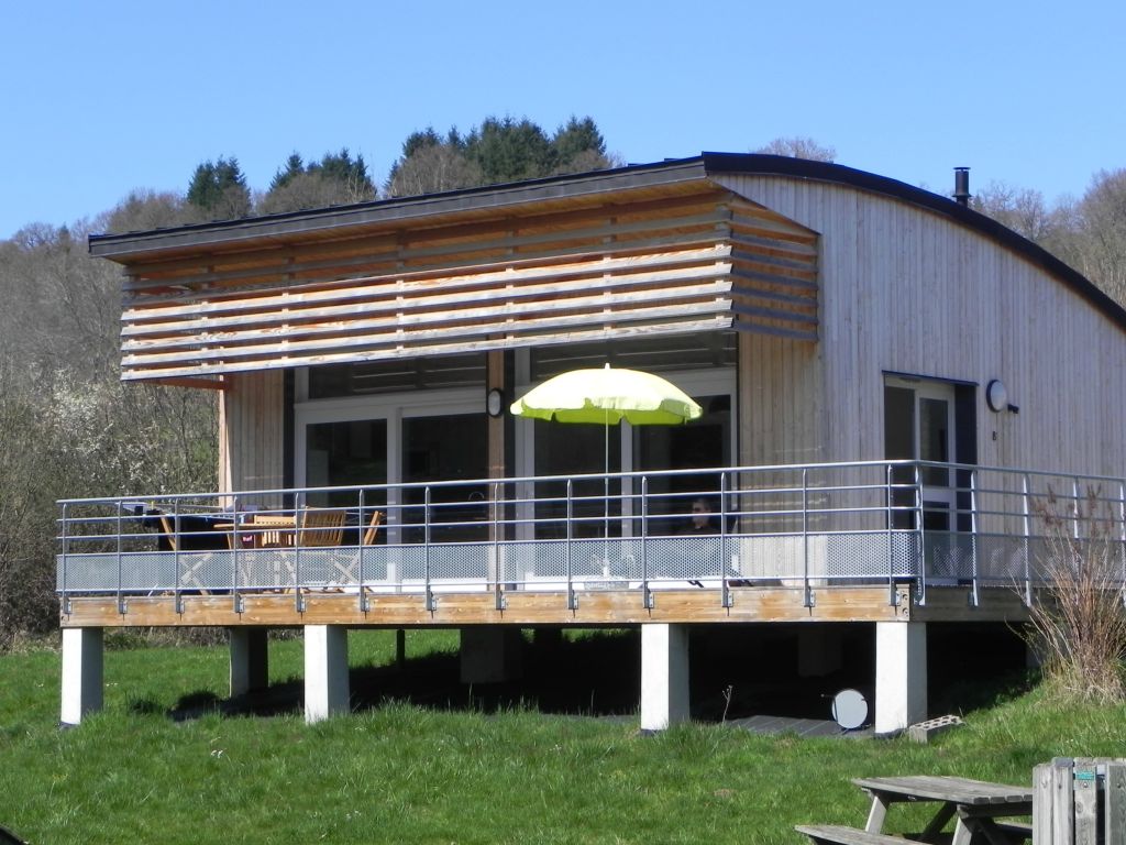 VILLAGE VACANCES DU LAC DE MENET ****, Les chalets avec vues imprenable sur le lac. Camping Auvergne : Venez vous ressourcer au village vacances du lac de Menet. Vue exceptionnelle sur le lac et les volcans.