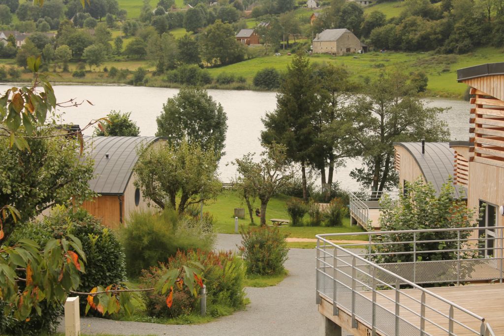 VILLAGE VACANCES DU LAC DE MENET ****, Vue sur le lac de Menet. Lac naturel Camping Auvergne : Rentrez dans unenvironnement naturel. Venez découvrir les richesses du Cantal, entre amis, en famille, en couple.
