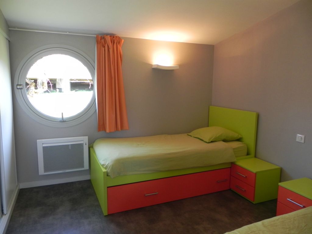 Campsite France Auvergne : Chambre enfants : 3 lits de 90x190