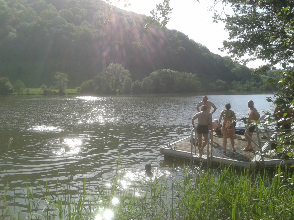 VILLAGE VACANCES DU LAC DE MENET ****, Cadre magnifique pour nager au pied des chalets Camping Auvergne : Menet, son village vacances, son plan d'eau, son lac, ses scultures, ses maisons de caractère, son église, ses fontaines, ses habitants.