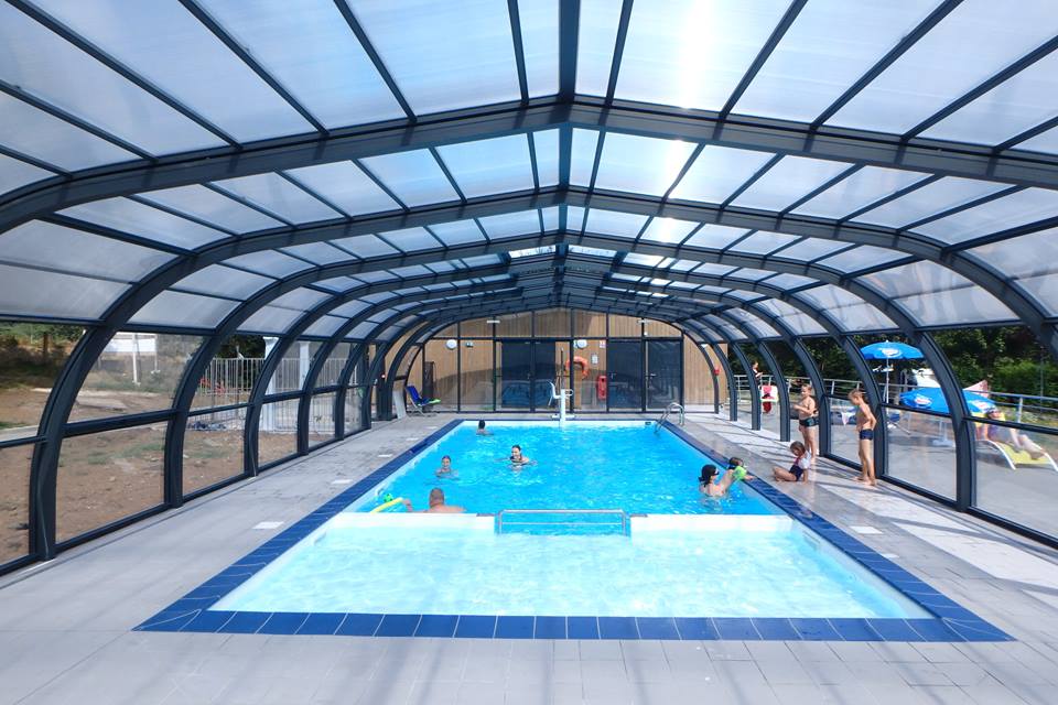 VILLAGE VACANCES DU LAC DE MENET ****, piscine couvete chauffée Auvergne Camping Auvergne : Piscine couverte et chauffée ouverte de Avril à fin Octobre.