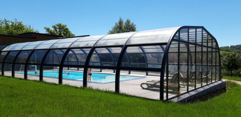 VILLAGE VACANCES DU LAC DE MENET ****, piscine couvert et chauffée en Auvergne Camping Auvergne : Venez profiter de notre piscine couverte et chauffée et de la très grande terrasse avec vue sur le lac et les volcans d'Auvergne.