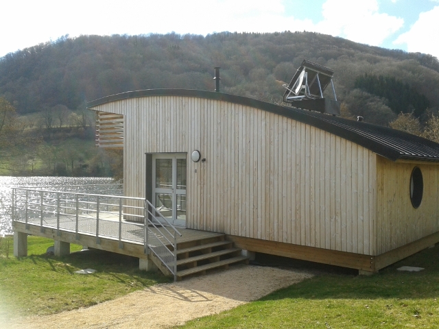 Camping Auvergne : Vue du chalet, gîte n°8. Magnifique vue sur le lac de Menet. Petit village du Cantal en plein coeur des volcans d'Auvergne. Venez passer vos vacances dans un cadre très agéable.