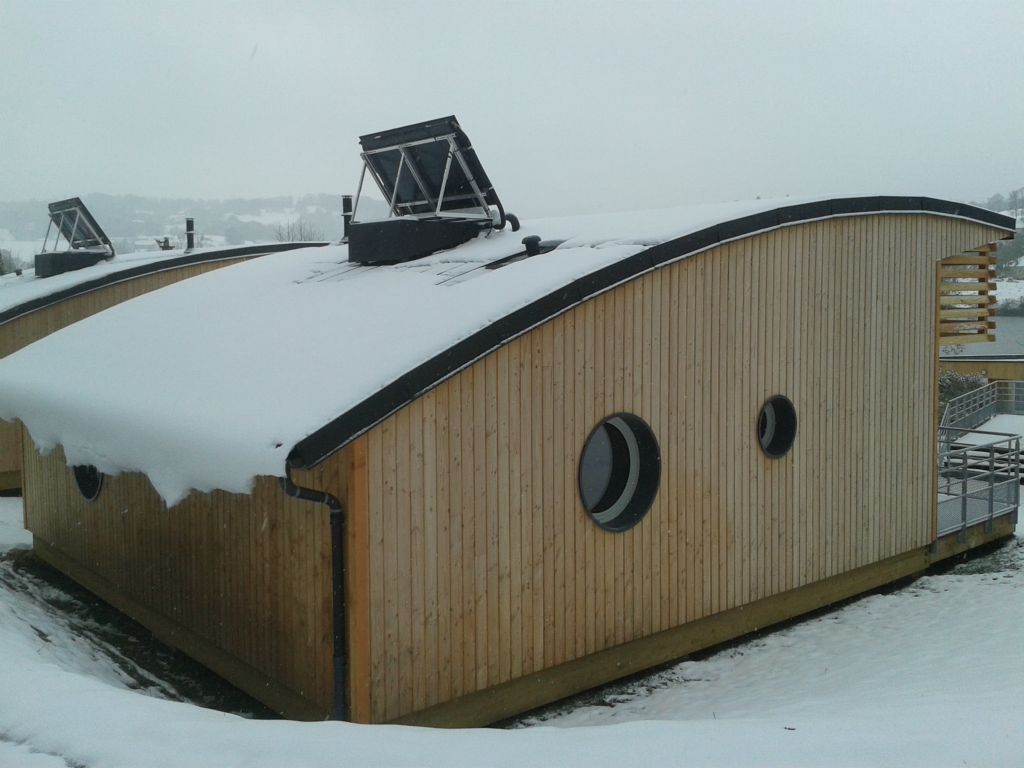 Campsite France Auvergne : Le village vacances du Lac de Menet sous la neige. Les raquettes, le ski de fond et alpin se trouvent à proximité du site.