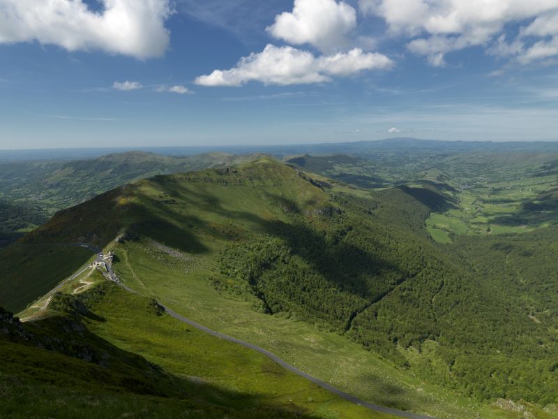 Campsite France Auvergne : Photo Chabrier Photographe
La beautée des paysages du Cantal. Vue du sommet du Puy Mary, grand site de France.