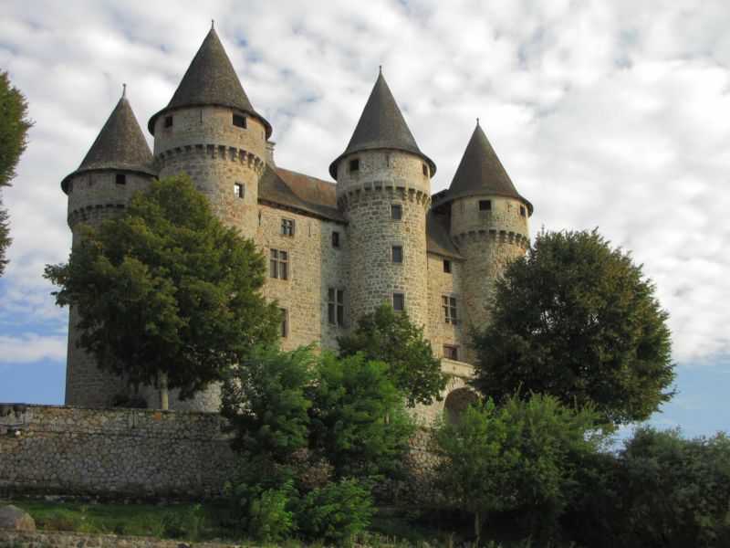 Campsite France Auvergne : Le château de Val, au pied de la retenue d'eau du barrage de bort les orgues. Château où a été tourné le célébre film : Le Capitan avec Jean Marais.