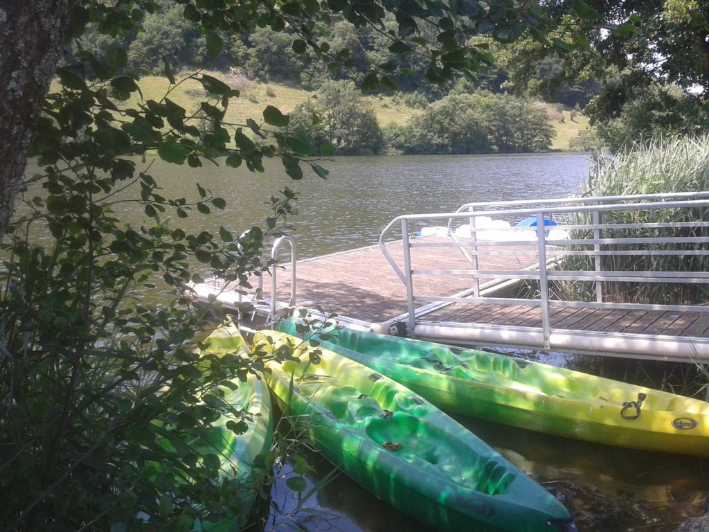 Campsite France Auvergne : venez naviguer sur le lac de Menet avec soit des canoés ou pédalo.