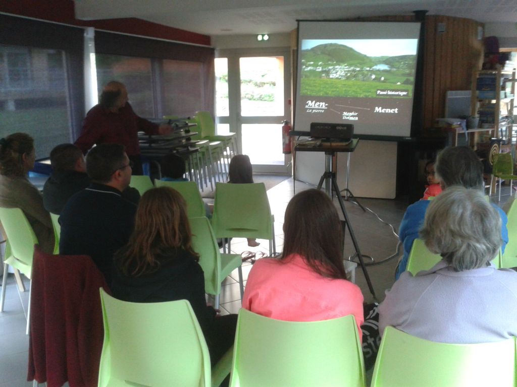 Campsite France Auvergne : Soirée sur le volcanisme en Auvergne. Le village vacances du lac de Menet est situé dans le parc régional des volcans d'Auvergne.