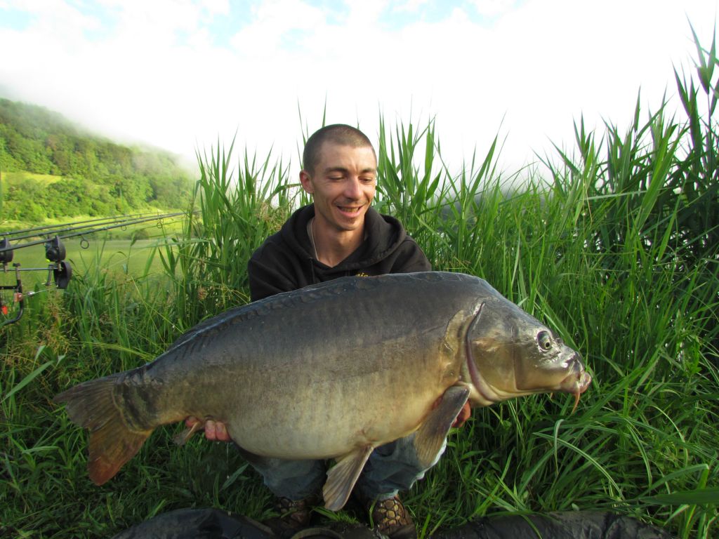 VILLAGE VACANCES DU LAC DE MENET ****, Carpe miroir au lac de Menet juin 2014 Camping Frankrijk Auvergne : Un cadre unique, le charme du lac font de Menet le lieu idéal pour des vacances ou une partie de pêche.
