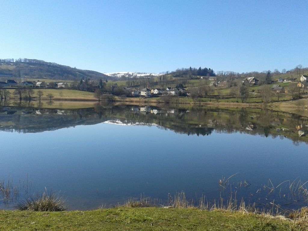 VILLAGE VACANCES DU LAC DE MENET ****, Lac naturel de Menet et son village vacances Camping Frankrijk Auvergne : Lac glacier de profondeur d'environs 4 mètres. Idéal pour la pêche des carnassiers : brochet, sandre et carpe.