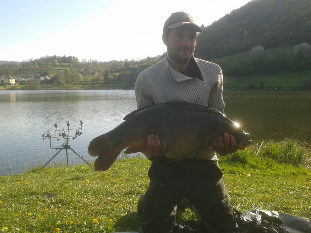 VILLAGE VACANCES DU LAC DE MENET ****, Belle prise au lac de Menet Camping Frankrijk Auvergne : Magnifique prise au lac de Menet.
Venez pêcher et profiter des chalets, gites ou du camping au bord du lac.