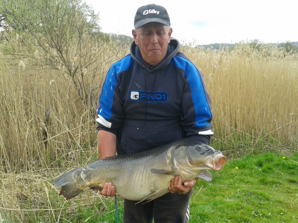 VILLAGE VACANCES DU LAC DE MENET ****, Belle carpe de 17 kgs très beau poisson. Camping Frankrijk Auvergne : Carpe pechée au mois d'avril 2015 par Claude au lac de Menet 17 kgs