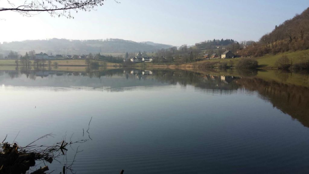 Campsite France Auvergne : La beauté du lac de Menet, endroit idéal pour la pêche, faire du pédalo, de la barque ou du canoé.
