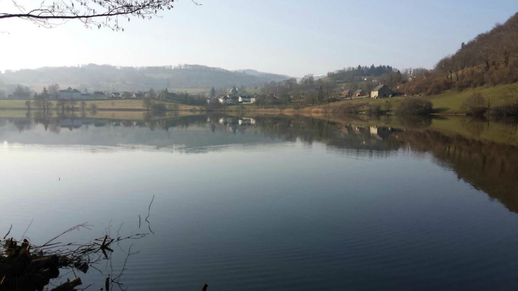 VILLAGE VACANCES DU LAC DE MENET ****, Lac de Menet Camping Frankrijk Auvergne : La beauté du lac de Menet, endroit idéal pour la pêche, faire du pédalo, de la barque ou du canoé.