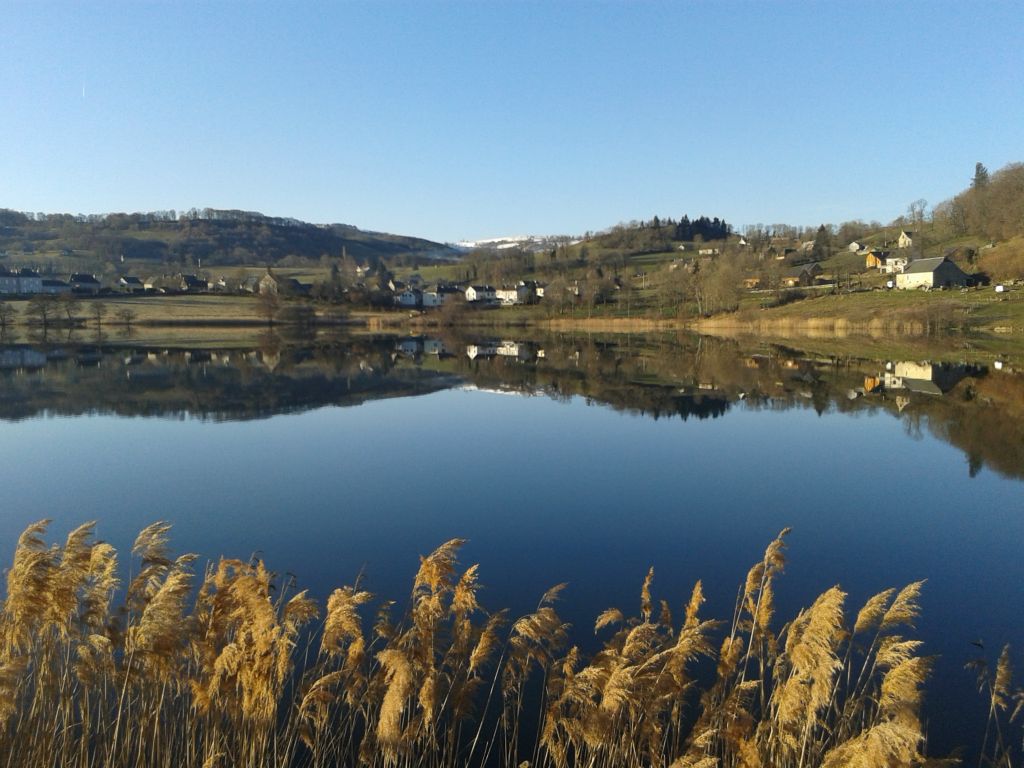 VILLAGE VACANCES DU LAC DE MENET ****, Lac naturel de 14 hectares en Auvergne Camping Frankrijk Auvergne : Le lac de Menet dans le Cantal.
Lac glacier de 14 hectares face à un volcan de + de 7 millions d'années.