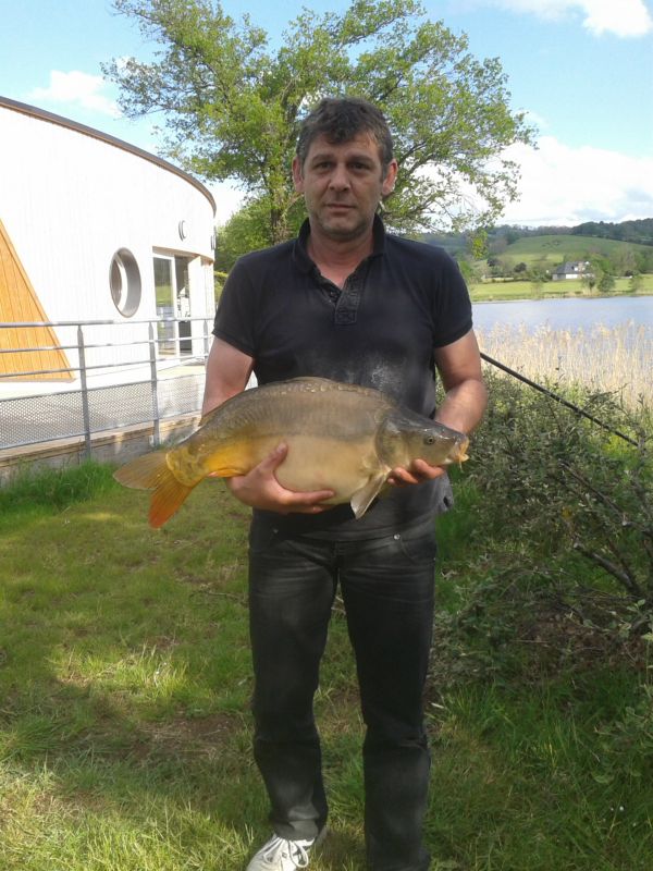 VILLAGE VACANCES DU LAC DE MENET ****, Belle carpe prise au mois de mai 2014 Camping Frankrijk Auvergne : Dimanche 8 juin concours de pêche au lac de Menet.