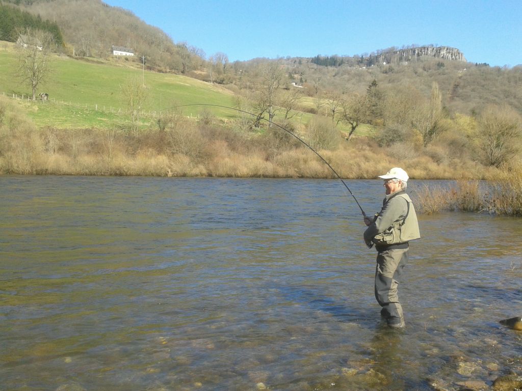 VILLAGE VACANCES DU LAC DE MENET ****, pêche de la truite sur la Dordogne Camping Frankrijk Auvergne : Rivière magnifique pour pêcher de gros poissons, truites, brochets, carpes