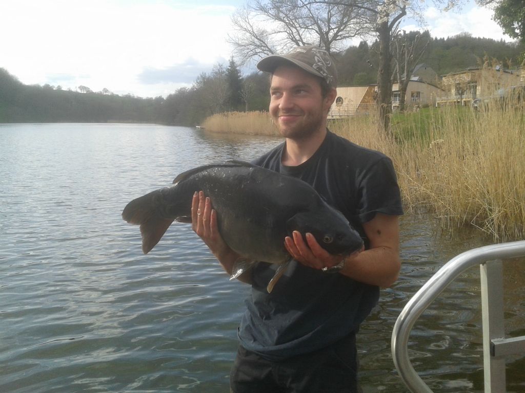 VILLAGE VACANCES DU LAC DE MENET ****, Carpe prise dans le lac de Menet Camping Frankrijk Auvergne : Carpe de 18 livres prise le 11 avril 2014 dans le lac de Menet. Cantal, Auvergne.