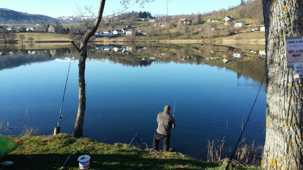 VILLAGE VACANCES DU LAC DE MENET ****, La pêche au lac de Menet Camping Frankrijk Auvergne : Le calme, la nature, les montagnes, l'eau, les grands espaces, les oiseaux vous ouvrent leur porte pour passer de bonne vacances dans le Cantal.