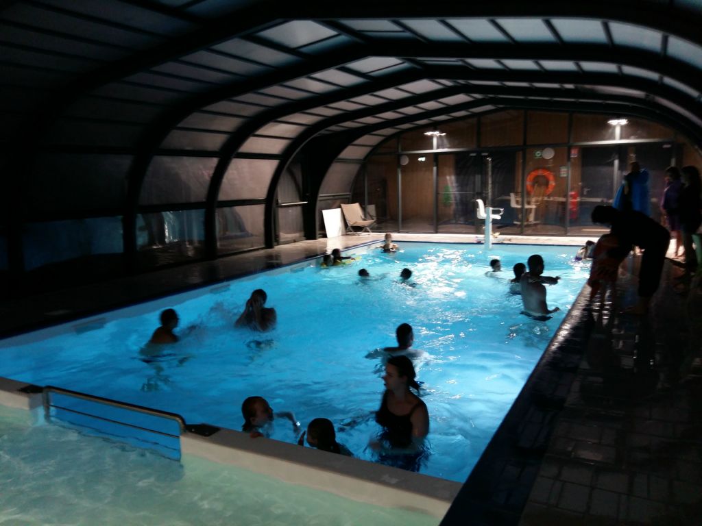 VILLAGE VACANCES DU LAC DE MENET ****, Chauffée et couverte : piscine Campsite France Auvergne : Piscine couverte et chauffée au village vacances de Menet.