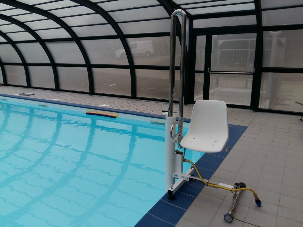 Campsite France Auvergne : Potence pour personne à mobilité réduite pour la nouvelle piscine.