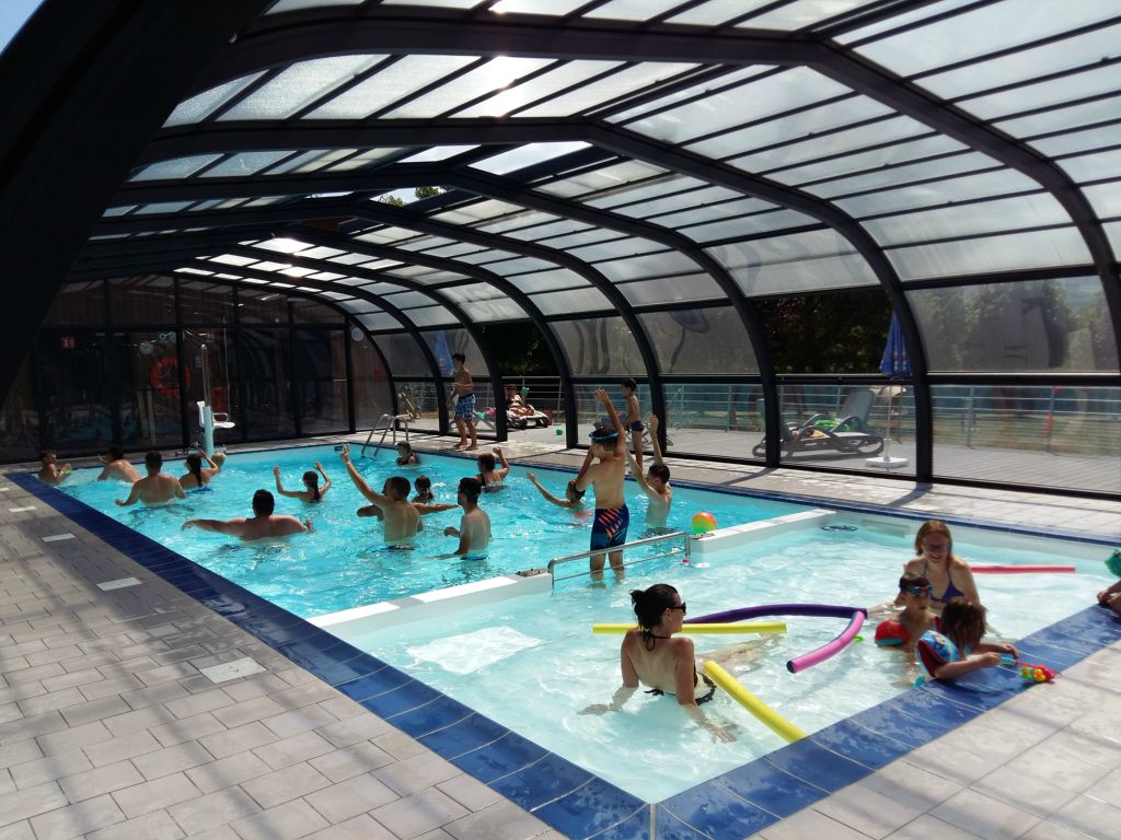 Campsite France Auvergne : Venez profiter de notre piscine avec une très belle vue sur le lac de Menet
