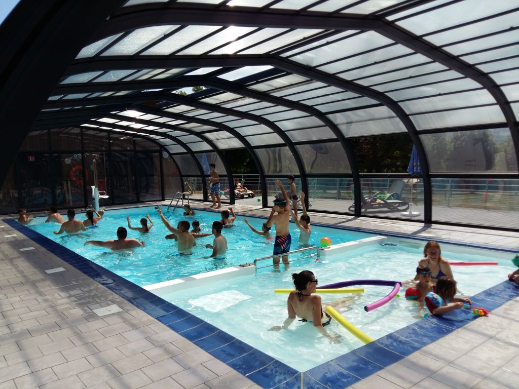 VILLAGE VACANCES DU LAC DE MENET ****, Ambiance piscine Campsite France Auvergne : Venez profiter de notre piscine avec une très belle vue sur le lac de Menet