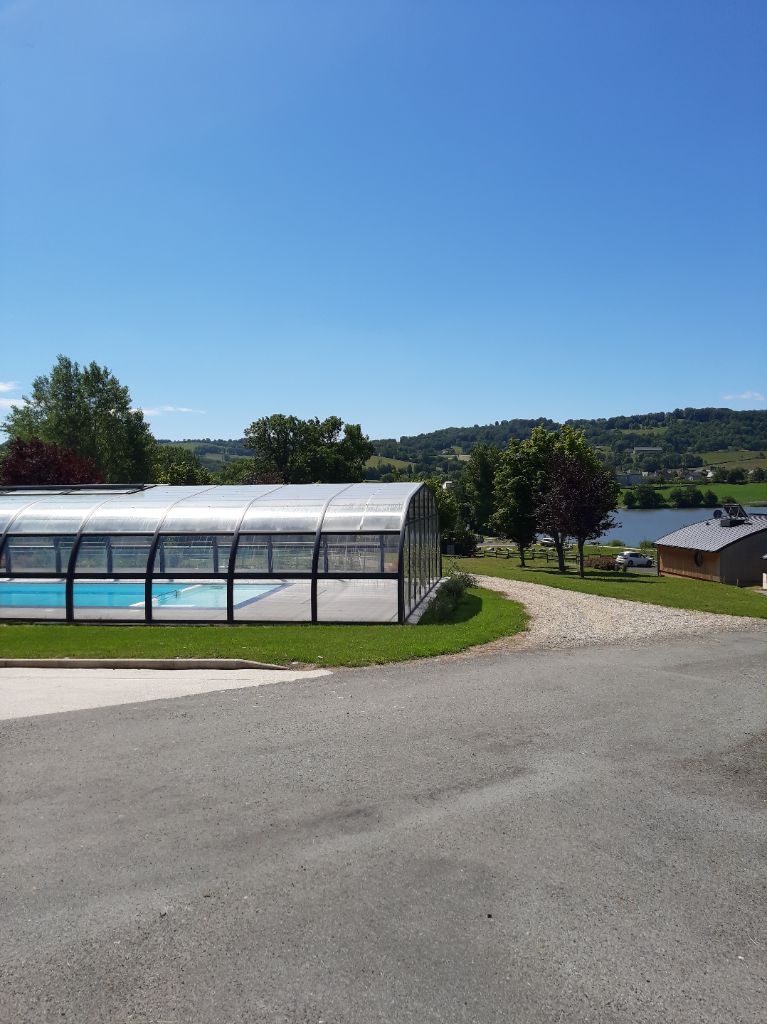 VILLAGE VACANCES DU LAC DE MENET ****, piscine avec vue sur le lac Campsite France Auvergne : notre piscine couverte en Auvergne possède une très belle vue sur le lac naturel de Menet.