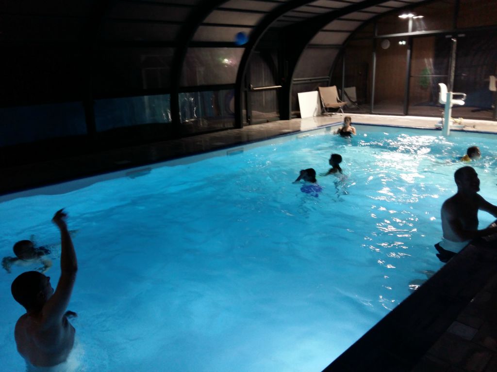 VILLAGE VACANCES DU LAC DE MENET ****, piscine de nuit Campsite France Auvergne : piscine couverte et chauffée dans la Cantal en Auvergne.