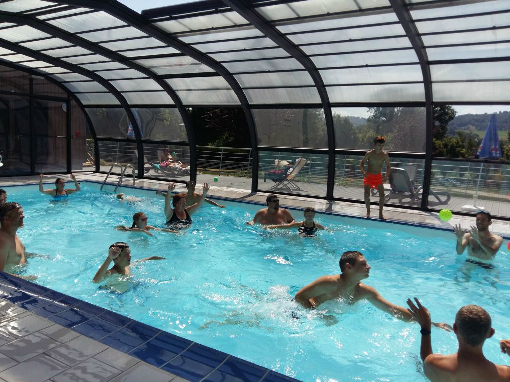 VILLAGE VACANCES DU LAC DE MENET ****, piscine couverte du camping Campsite France Auvergne : Petits et grands apprécierons notre nouvel équipement : notre piscine couverte et chauffée.